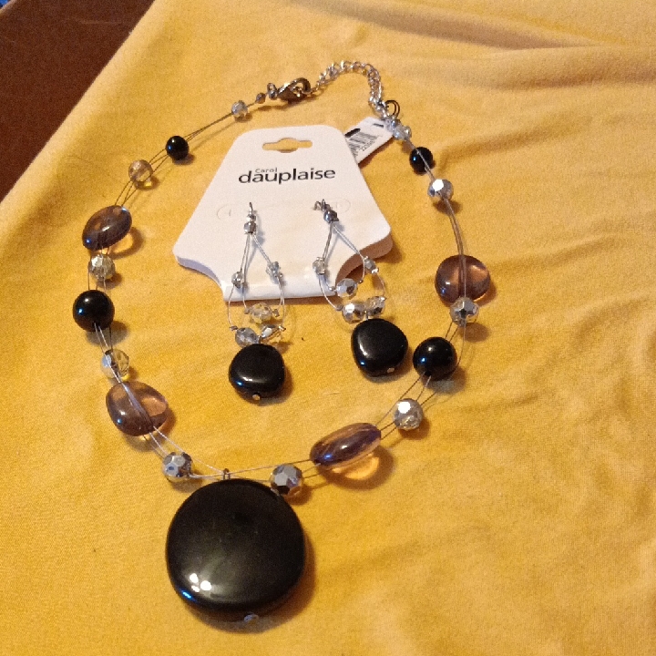 Carol Dauplaise Necklace And Piercers Earring 15$